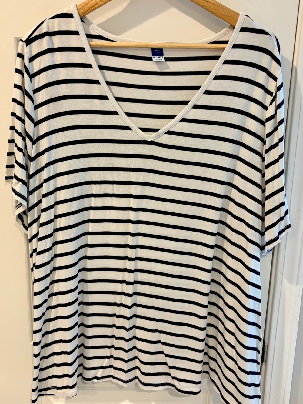 Old Navy Luxe Women's Black & White Striped V-Neck Tee
